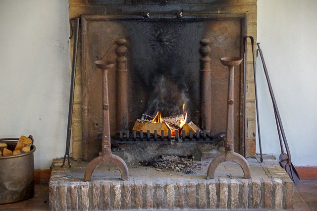 Beaux et pratiques chenets anciens pour cheminée a feu ouvert